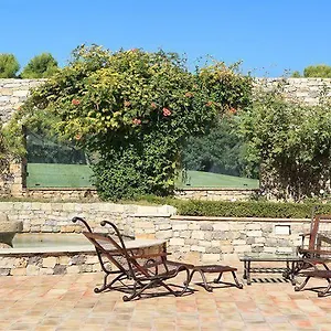https://chateau-les-crostes.fr-provencehotel.com
